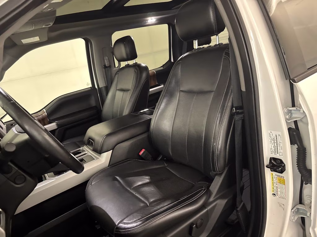 2019 White Platinum Clearcoat Metallic Ford F-150 Lariat 4X4 Truck