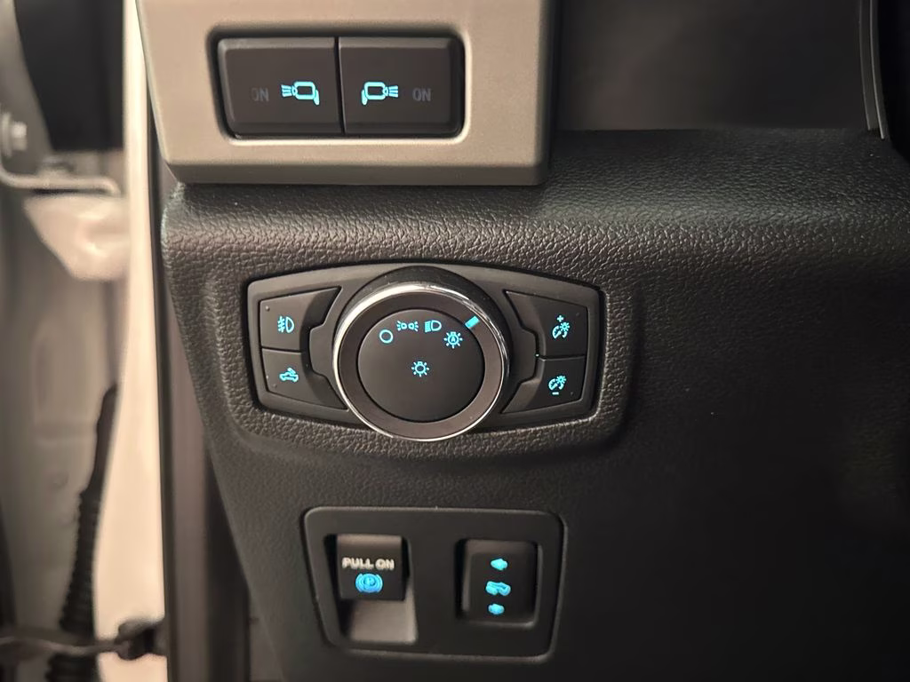 2019 White Platinum Clearcoat Metallic Ford F-150 Lariat 4X4 Truck