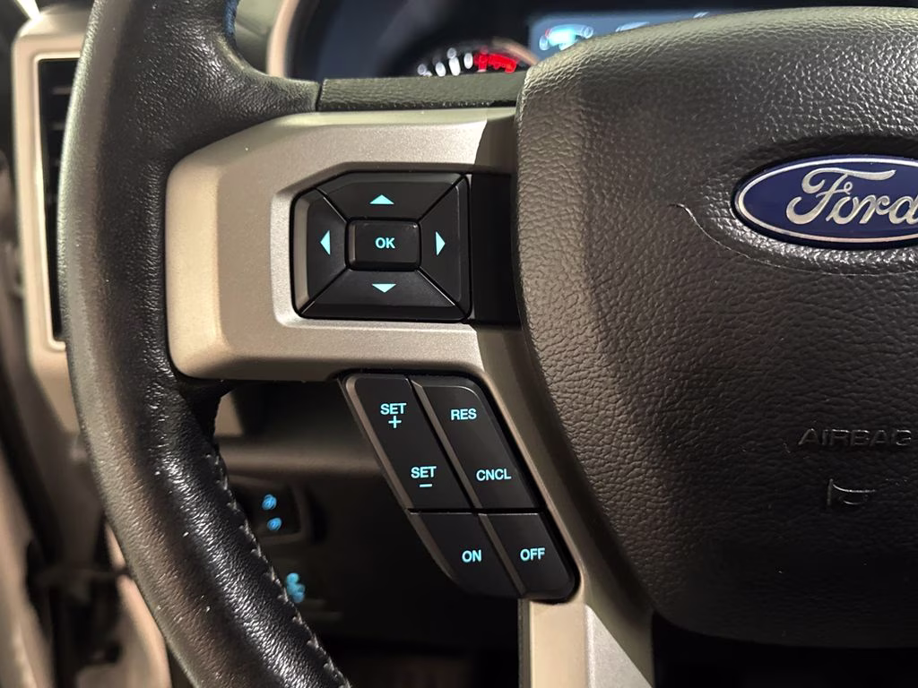 2019 White Platinum Clearcoat Metallic Ford F-150 Lariat 4X4 Truck