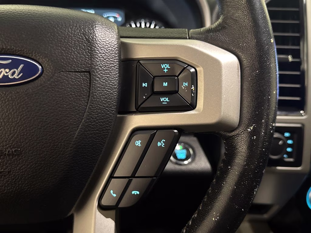 2019 White Platinum Clearcoat Metallic Ford F-150 Lariat 4X4 Truck