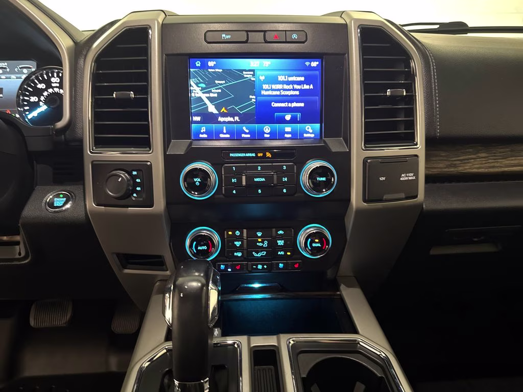 2019 White Platinum Clearcoat Metallic Ford F-150 Lariat 4X4 Truck