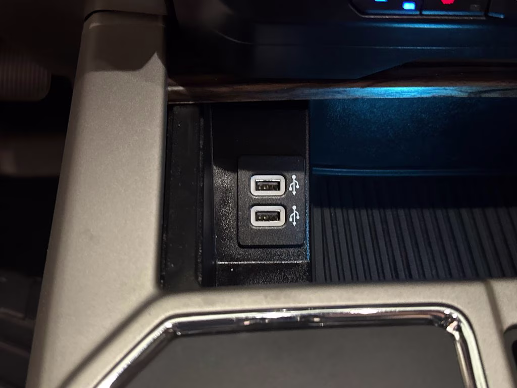 2019 White Platinum Clearcoat Metallic Ford F-150 Lariat 4X4 Truck