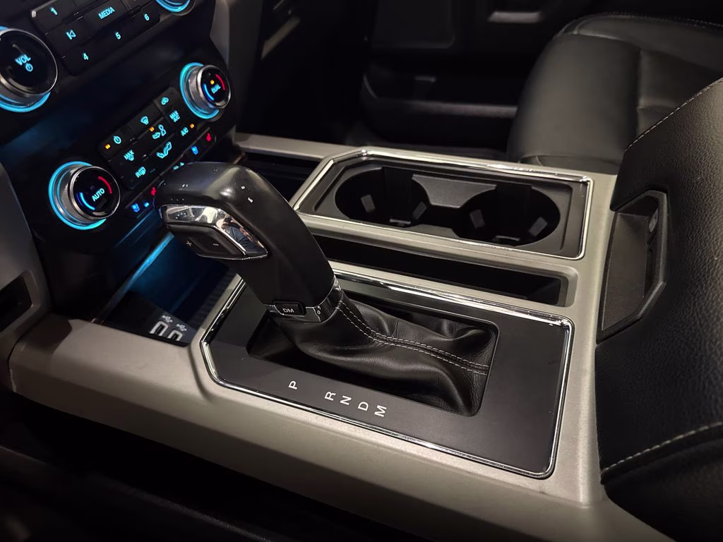 2019 White Platinum Clearcoat Metallic Ford F-150 Lariat 4X4 Truck