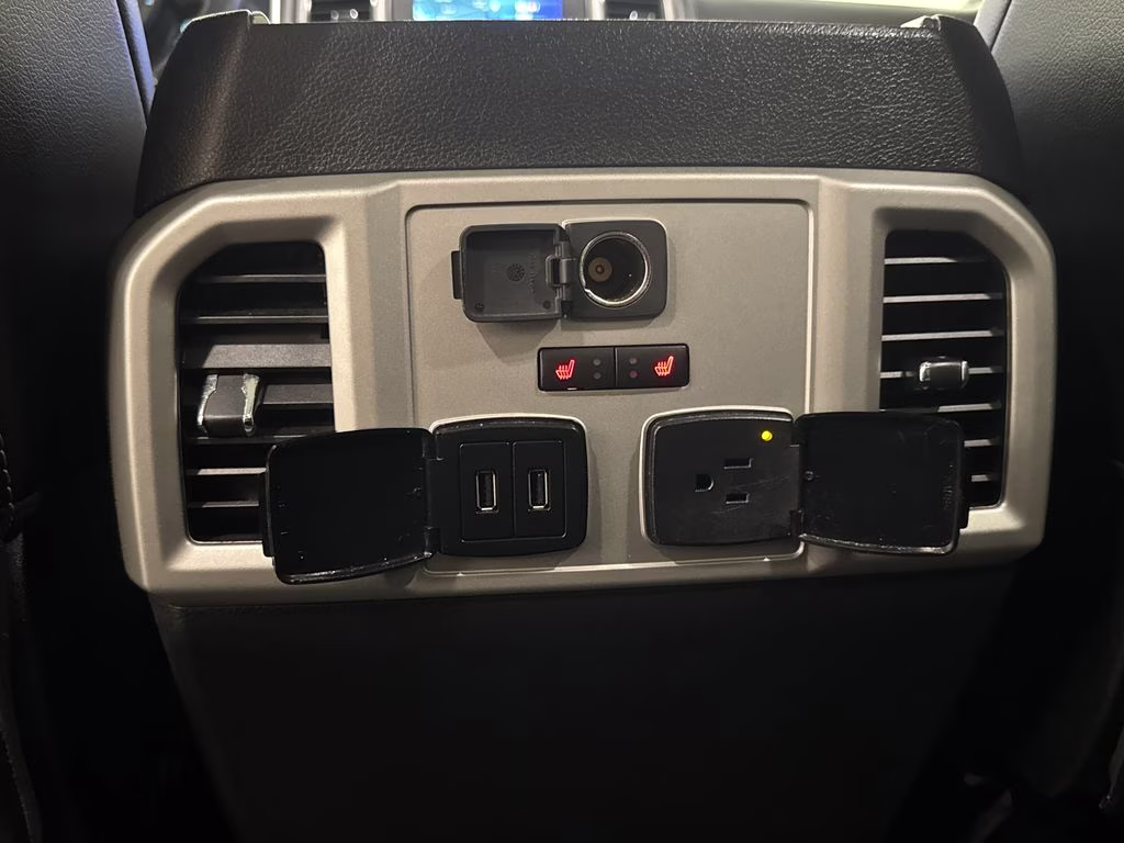 2019 White Platinum Clearcoat Metallic Ford F-150 Lariat 4X4 Truck