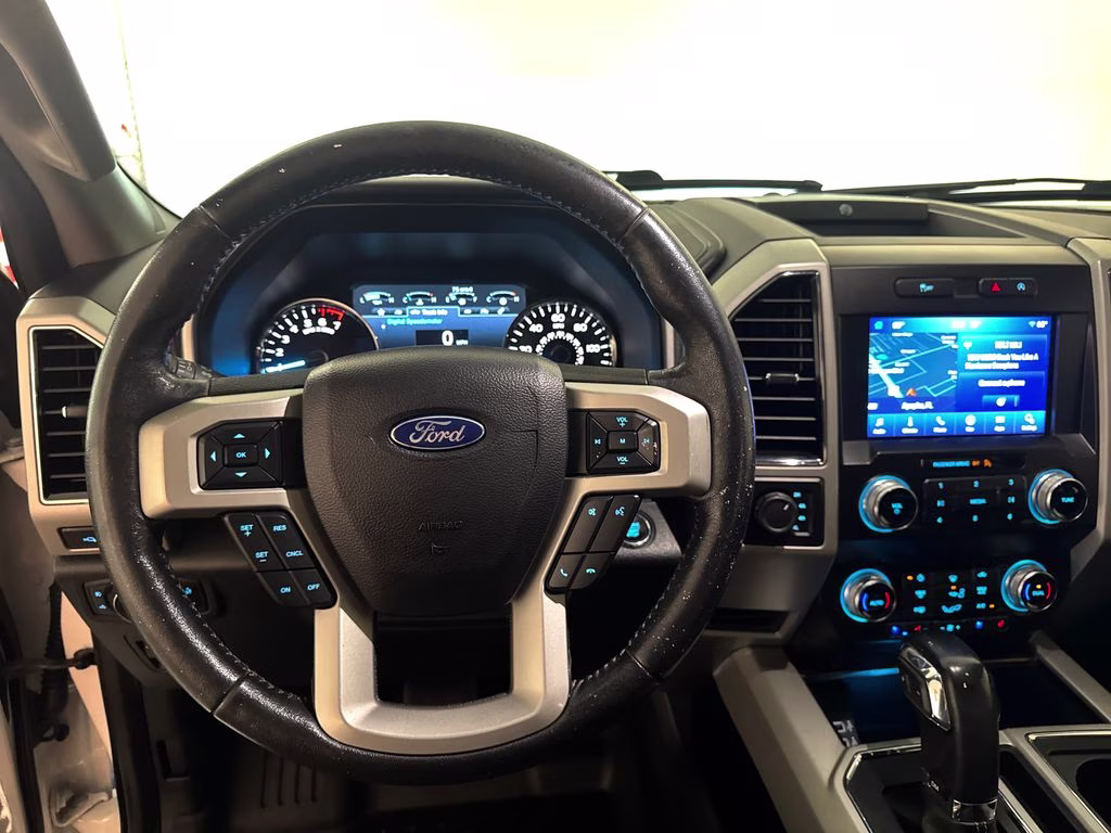 2019 White Platinum Clearcoat Metallic Ford F-150 Lariat 4X4 Truck