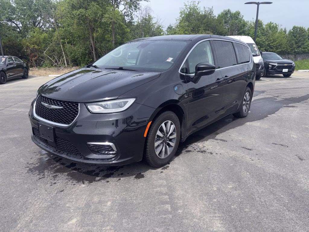 2022 Chrysler Pacifica Hybrid Touring L Hybrid's photo