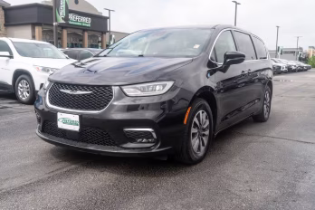 2022 Brilliant Black Crystal Pearlcoat Chrysler Pacifica Hybrid Touring L FWD Van