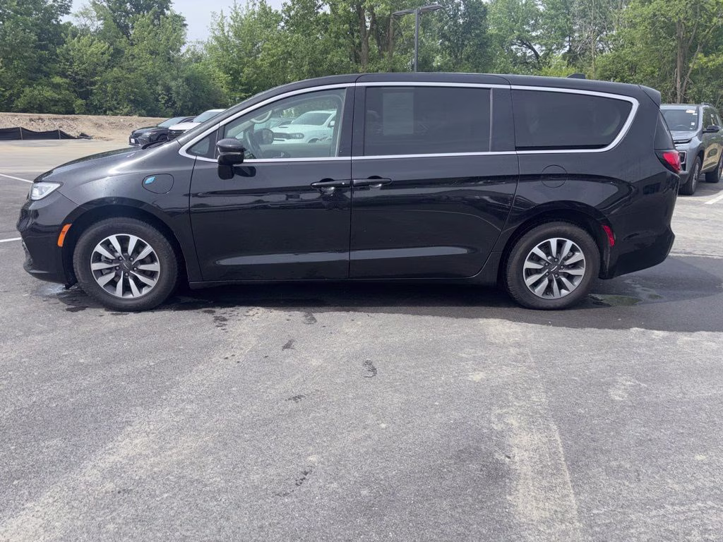 2022 Brilliant Black Crystal Pearlcoat Chrysler Pacifica Hybrid Touring L FWD Van