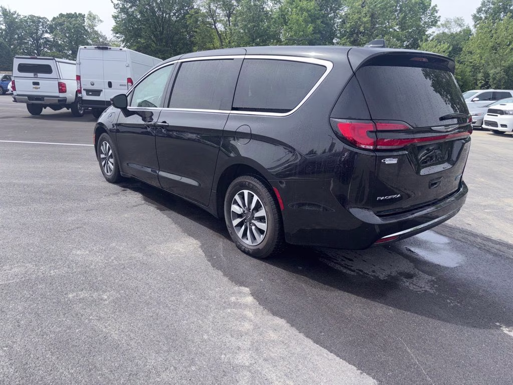 2022 Brilliant Black Crystal Pearlcoat Chrysler Pacifica Hybrid Touring L FWD Van