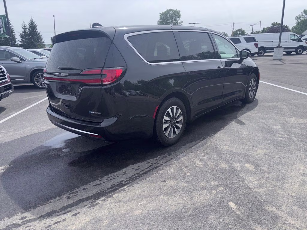 2022 Brilliant Black Crystal Pearlcoat Chrysler Pacifica Hybrid Touring L FWD Van