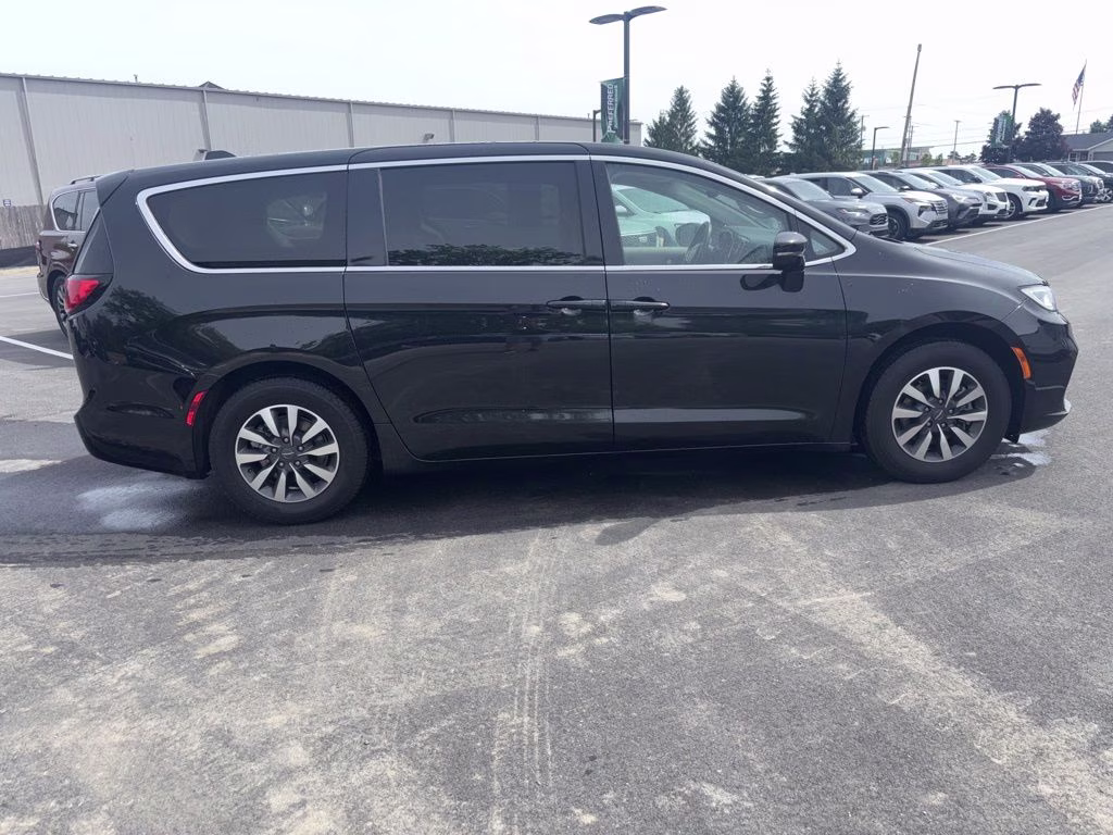 2022 Brilliant Black Crystal Pearlcoat Chrysler Pacifica Hybrid Touring L FWD Van