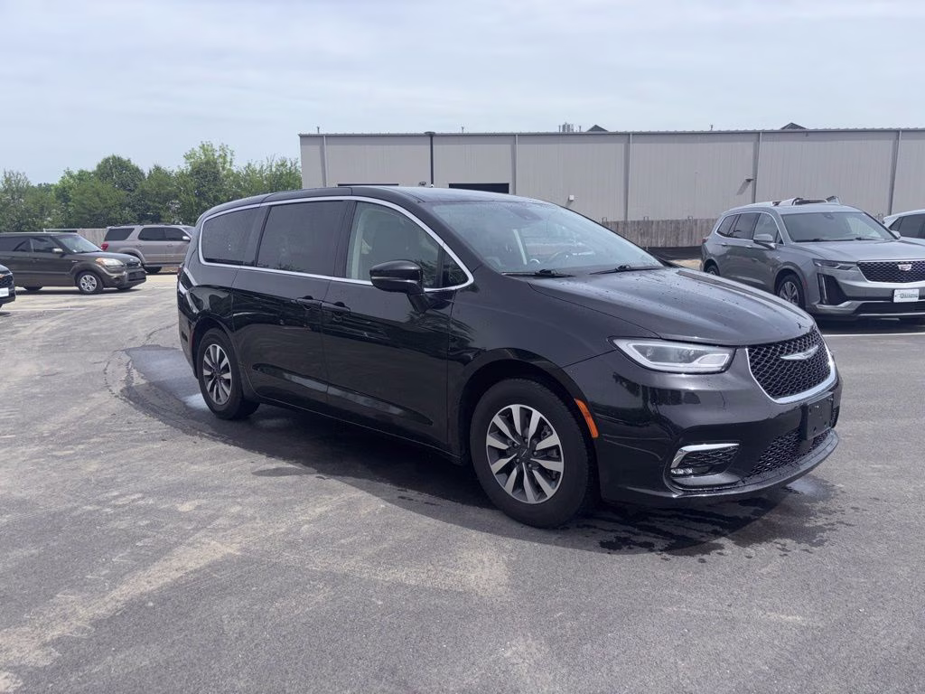 2022 Brilliant Black Crystal Pearlcoat Chrysler Pacifica Hybrid Touring L FWD Van