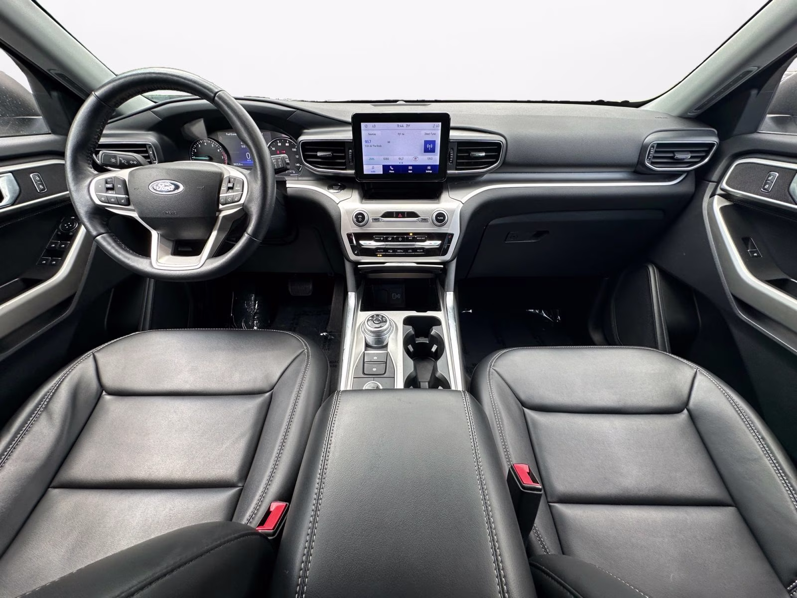 2022 White Ford Explorer XLT 4X4 SUV