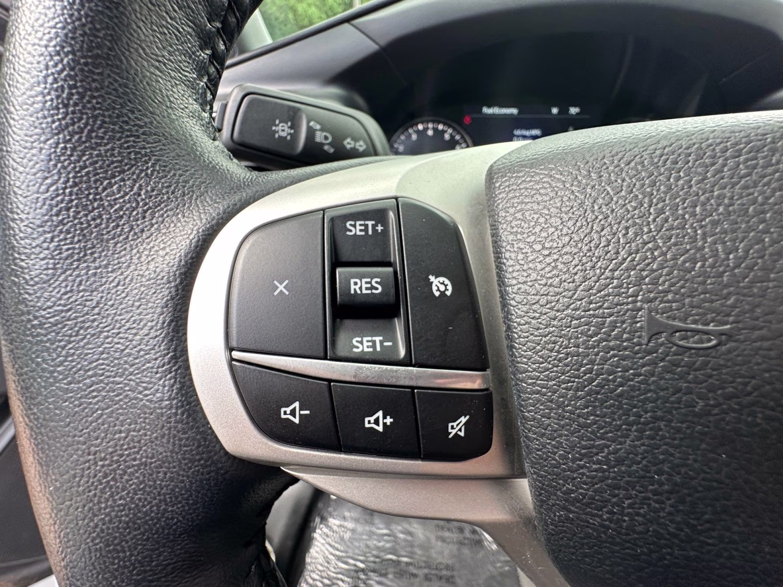 2022 White Ford Explorer XLT 4X4 SUV