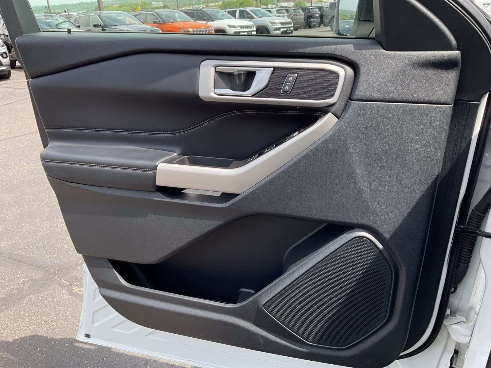 2022 White Ford Explorer XLT 4X4 SUV