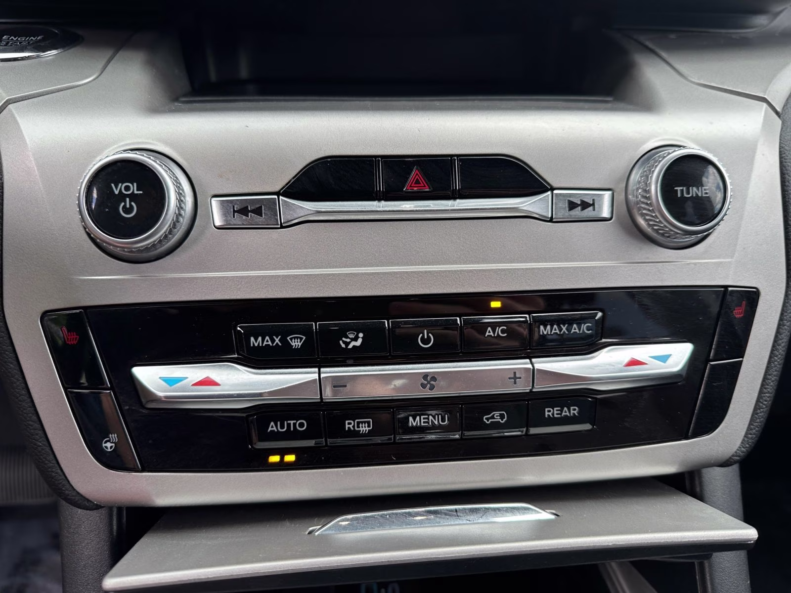 2022 White Ford Explorer XLT 4X4 SUV