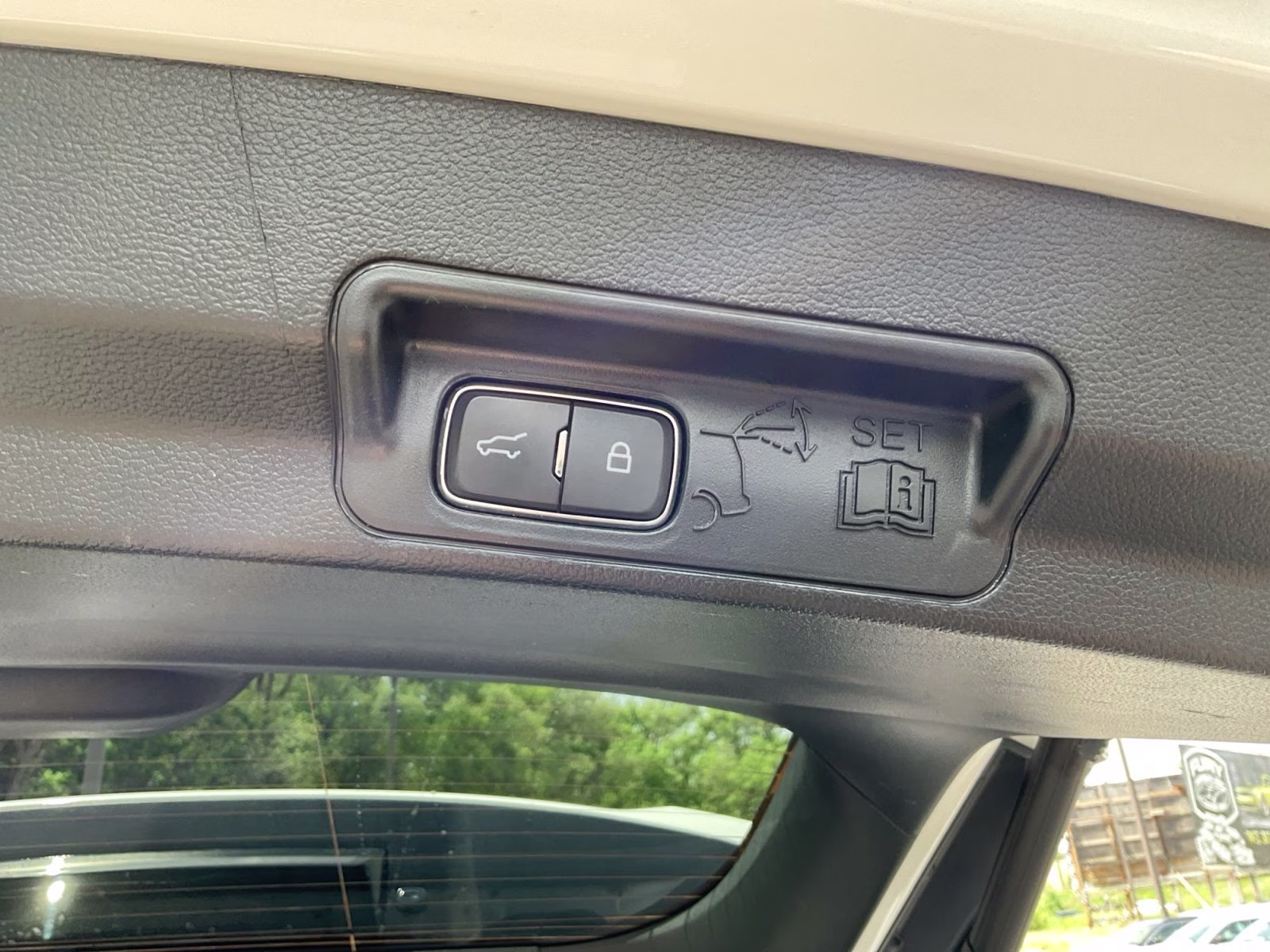 2022 White Ford Explorer XLT 4X4 SUV