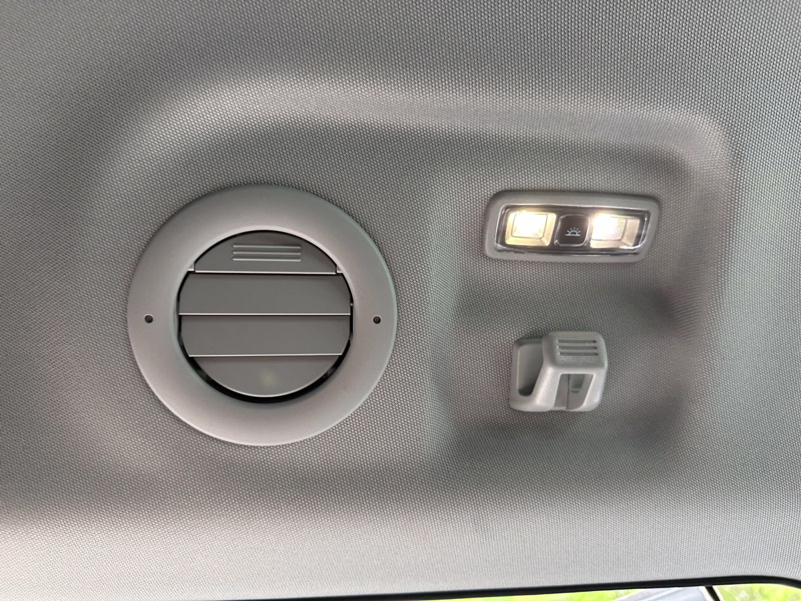 2022 White Ford Explorer XLT 4X4 SUV