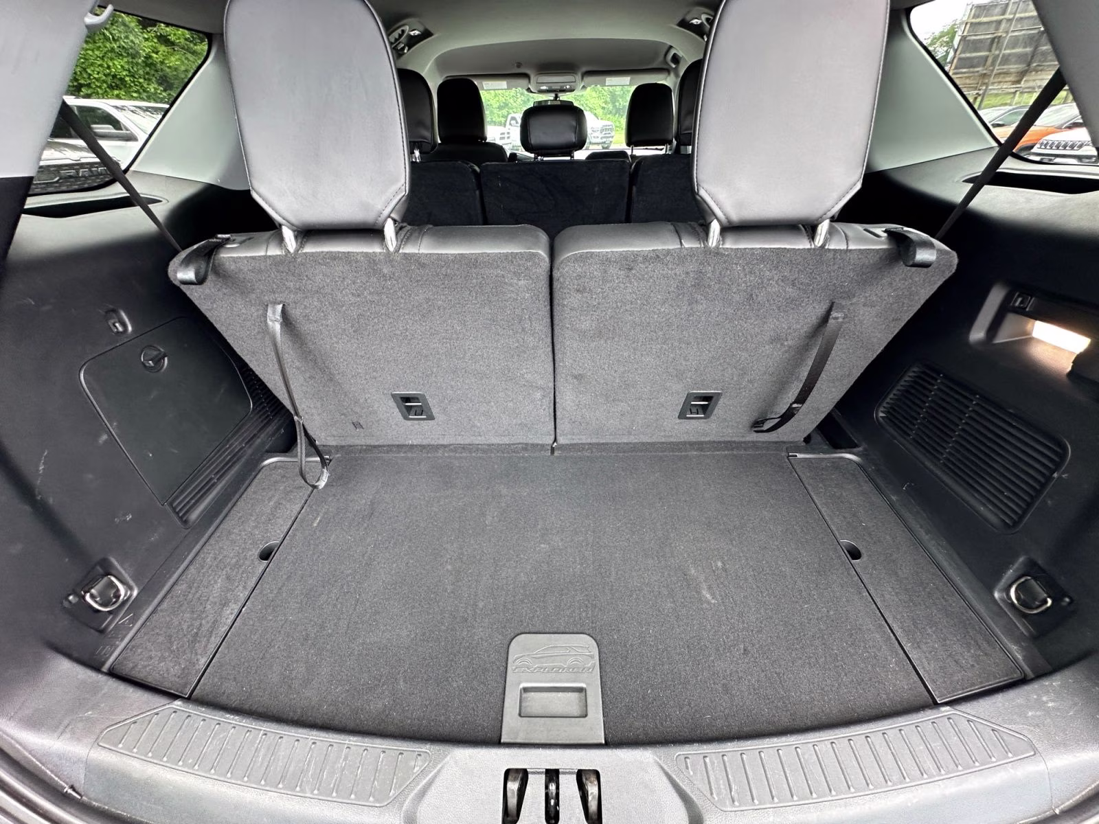 2022 White Ford Explorer XLT 4X4 SUV