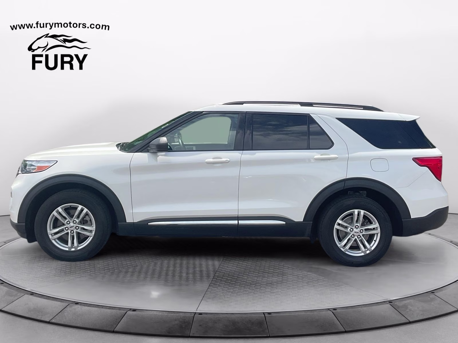 2022 White Ford Explorer XLT 4X4 SUV