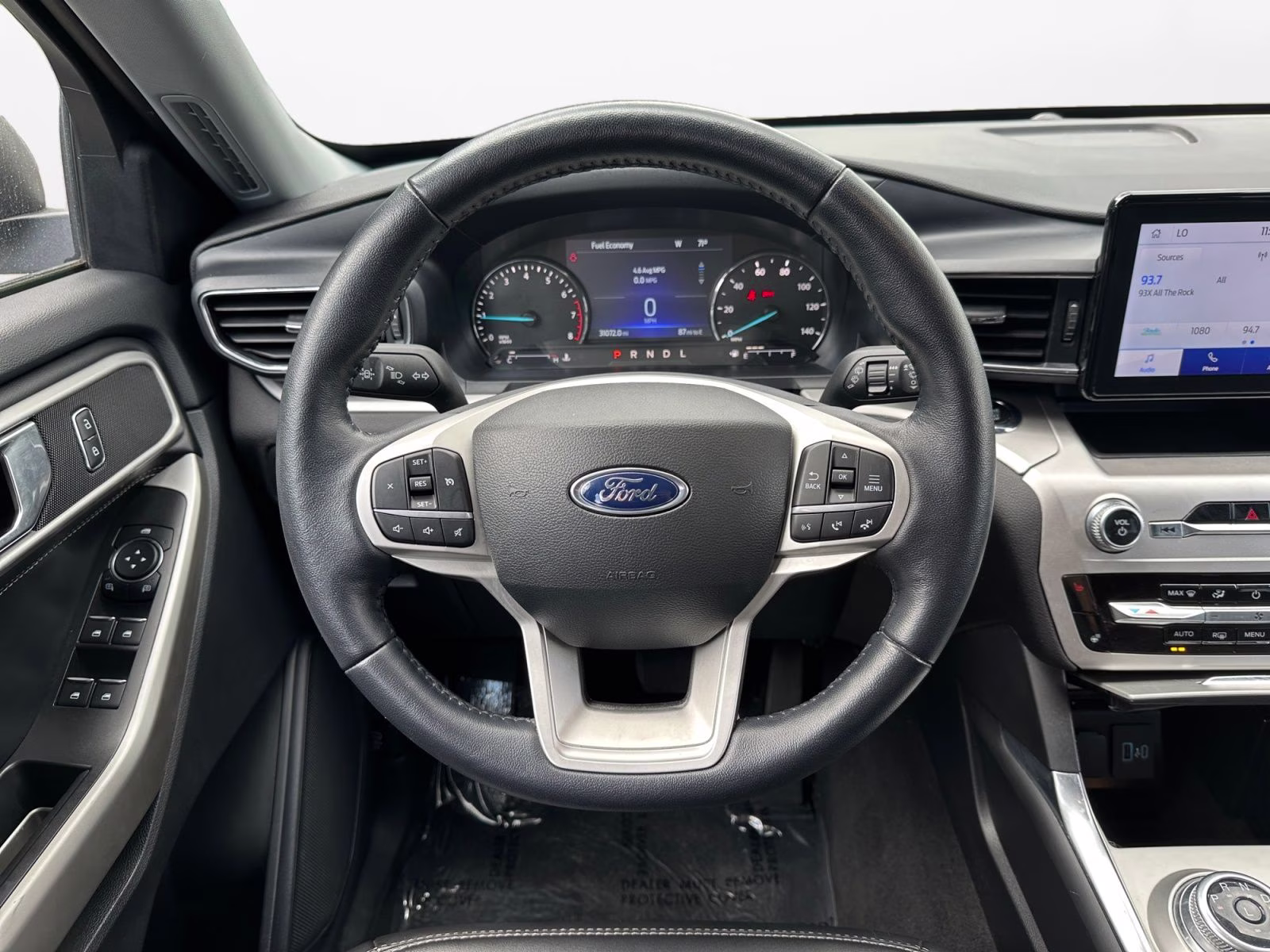 2022 White Ford Explorer XLT 4X4 SUV