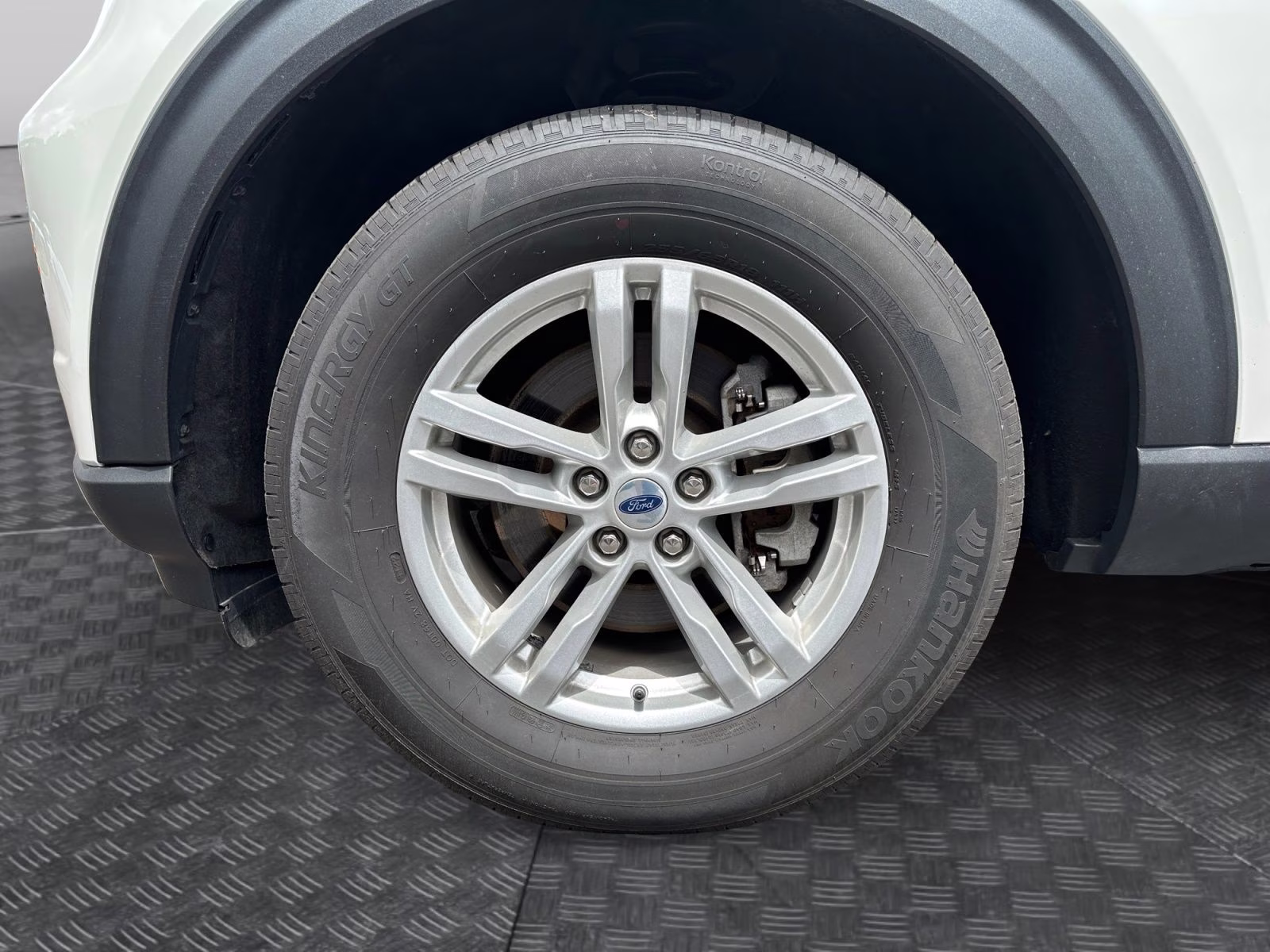 2022 White Ford Explorer XLT 4X4 SUV