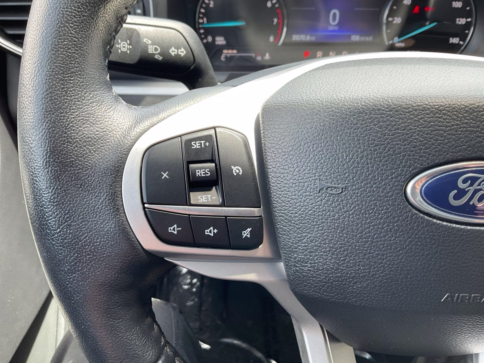 2022 White Ford Explorer XLT 4X4 SUV