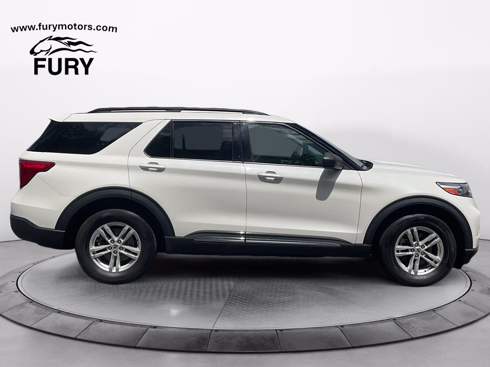 2022 White Ford Explorer XLT 4X4 SUV