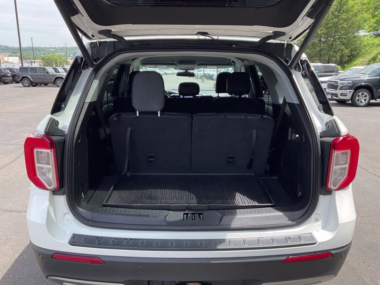 2022 White Ford Explorer XLT 4X4 SUV