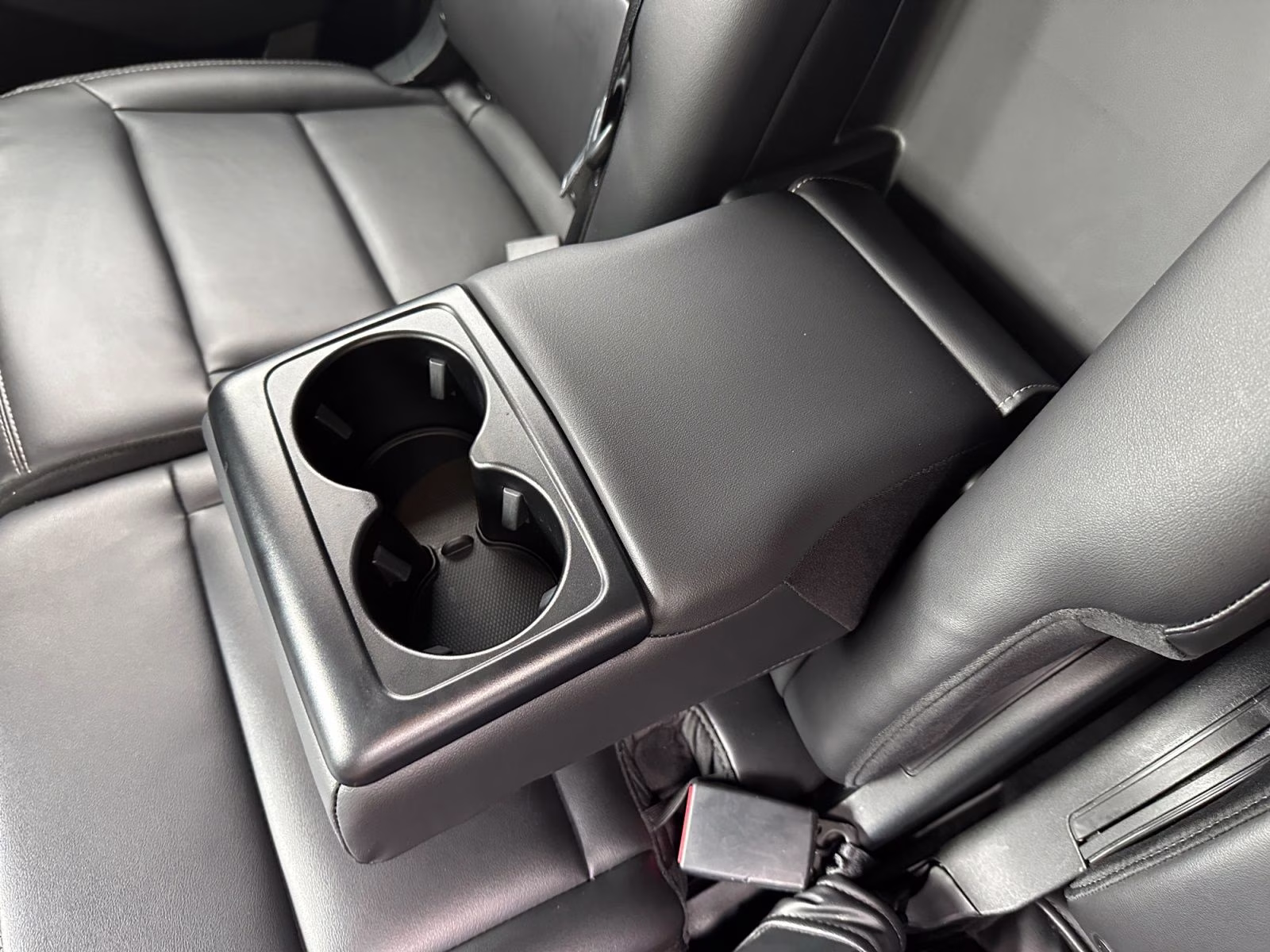 2022 White Ford Explorer XLT 4X4 SUV