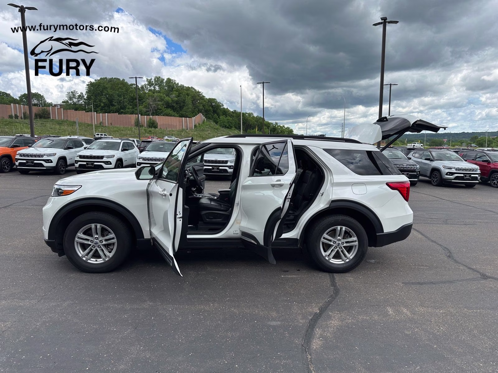 2022 White Ford Explorer XLT 4X4 SUV