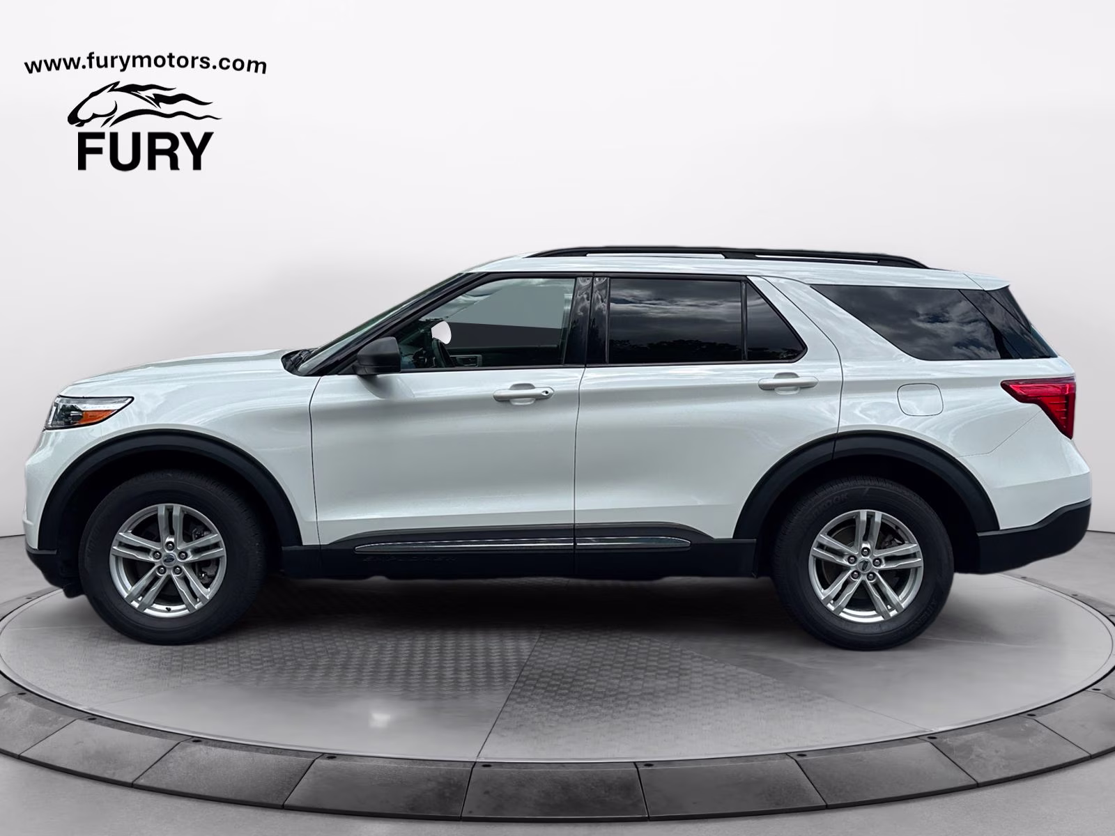 2022 White Ford Explorer XLT 4X4 SUV