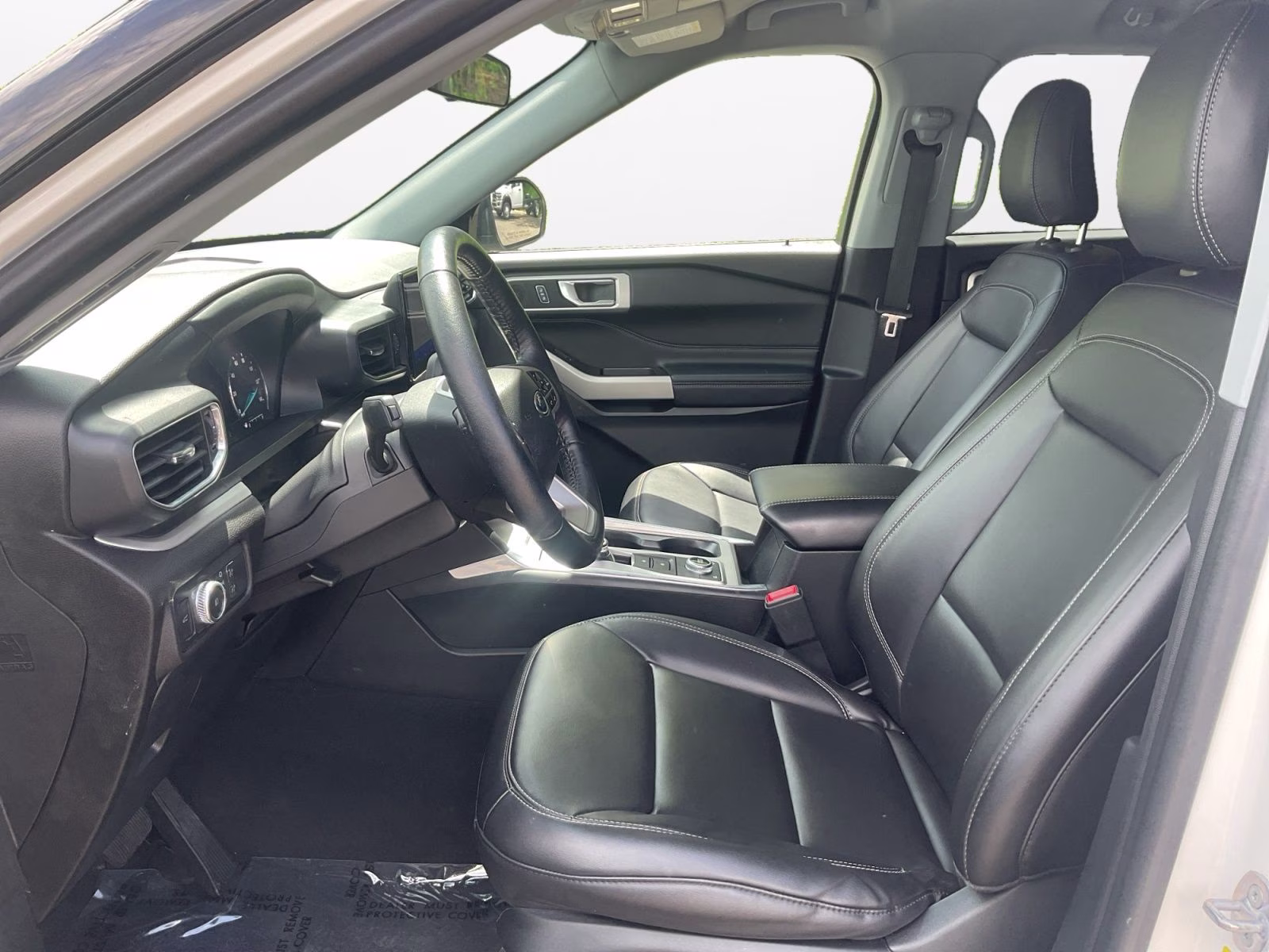 2022 White Ford Explorer XLT 4X4 SUV