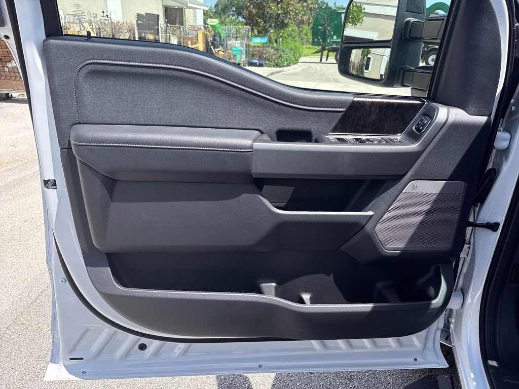 2026 Oxford White Ford Super Duty F-250 SRW Lariat 4X4 Truck