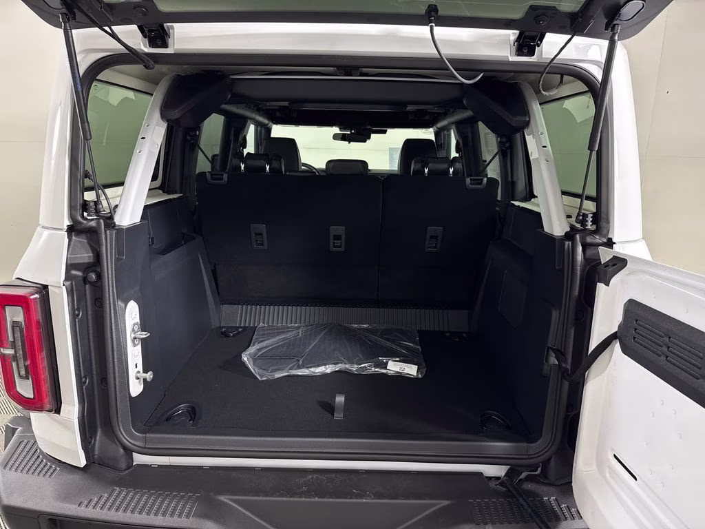 2026 Oxford White Ford Bronco Badlands 4X4 SUV