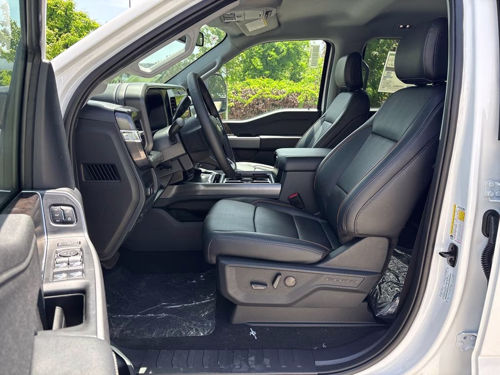 2026 Oxford White Ford Super Duty F-250 SRW Lariat 4X4 Truck