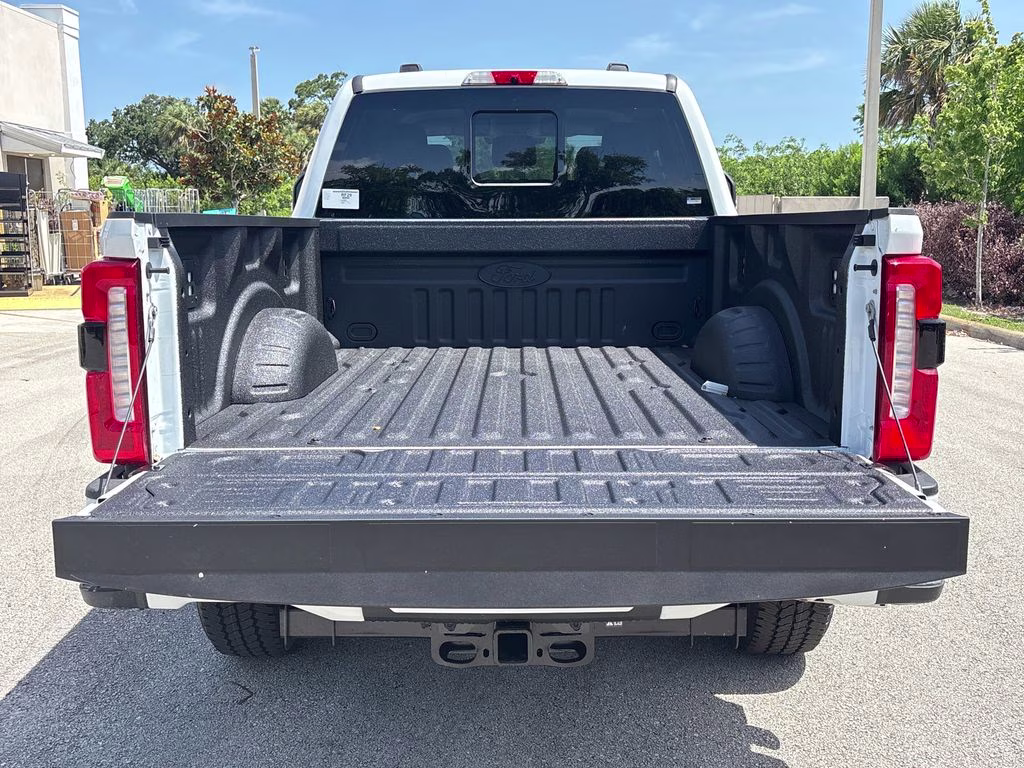 2026 Oxford White Ford Super Duty F-250 SRW Lariat 4X4 Truck