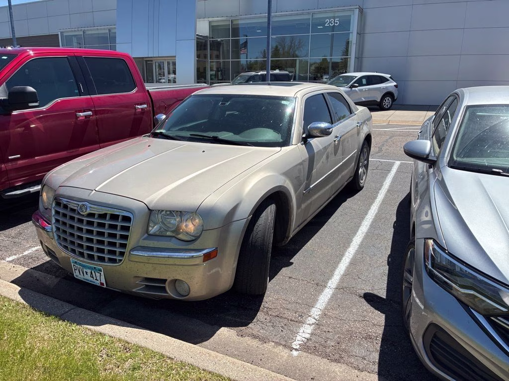 2008 Light Sandstone Metallic Clearcoat/Black Vinyl Top Chrysler 300C Hemi RWD Sedan