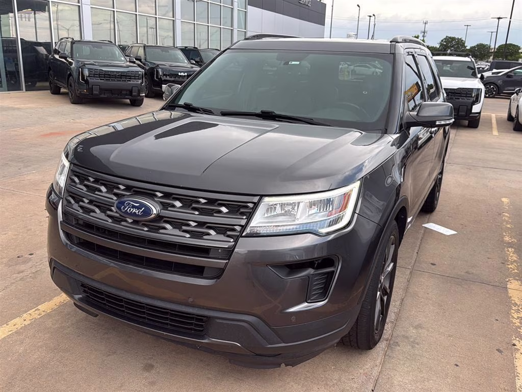 2018 Magnetic Metallic Ford Explorer XLT FWD SUV