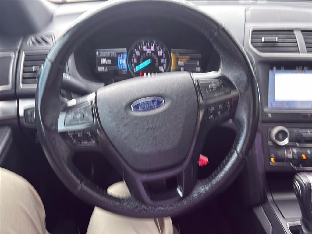 2018 Magnetic Metallic Ford Explorer XLT FWD SUV