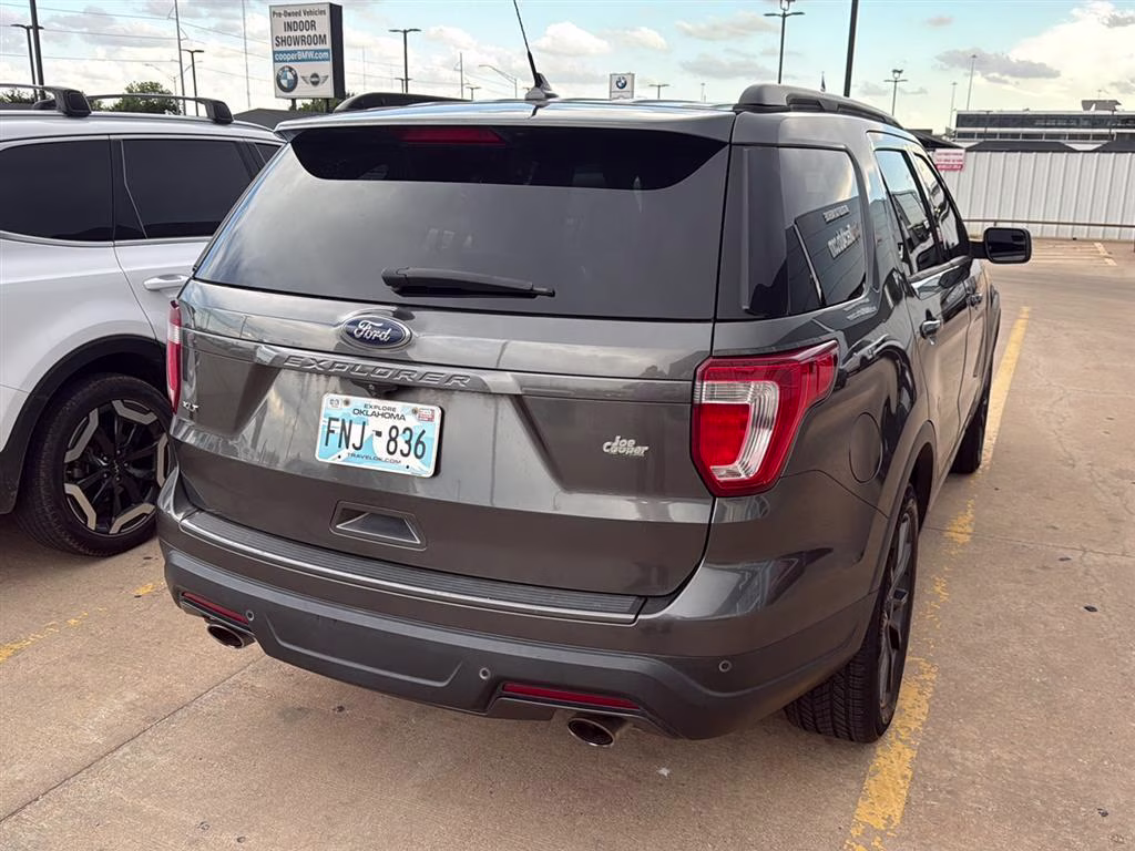 2018 Magnetic Metallic Ford Explorer XLT FWD SUV