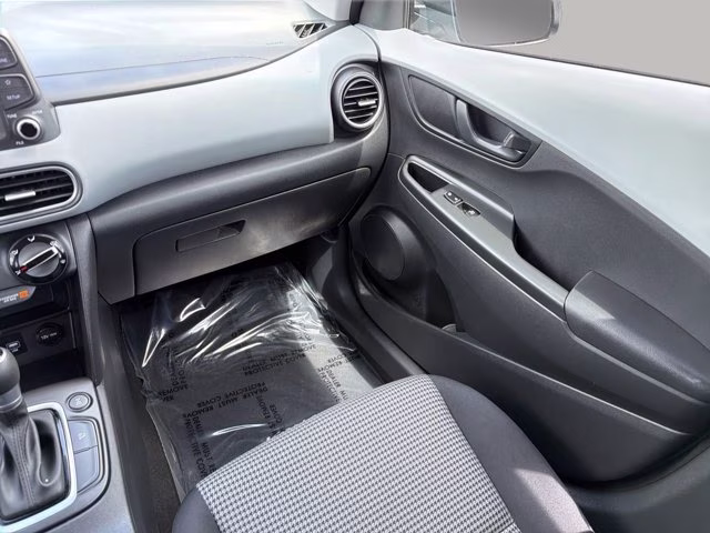 2020 Chalk White Hyundai Kona SE AWD SUV