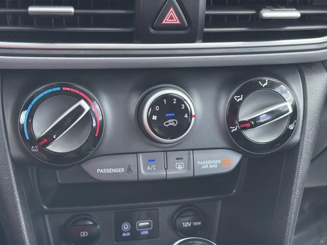 2020 Chalk White Hyundai Kona SE AWD SUV