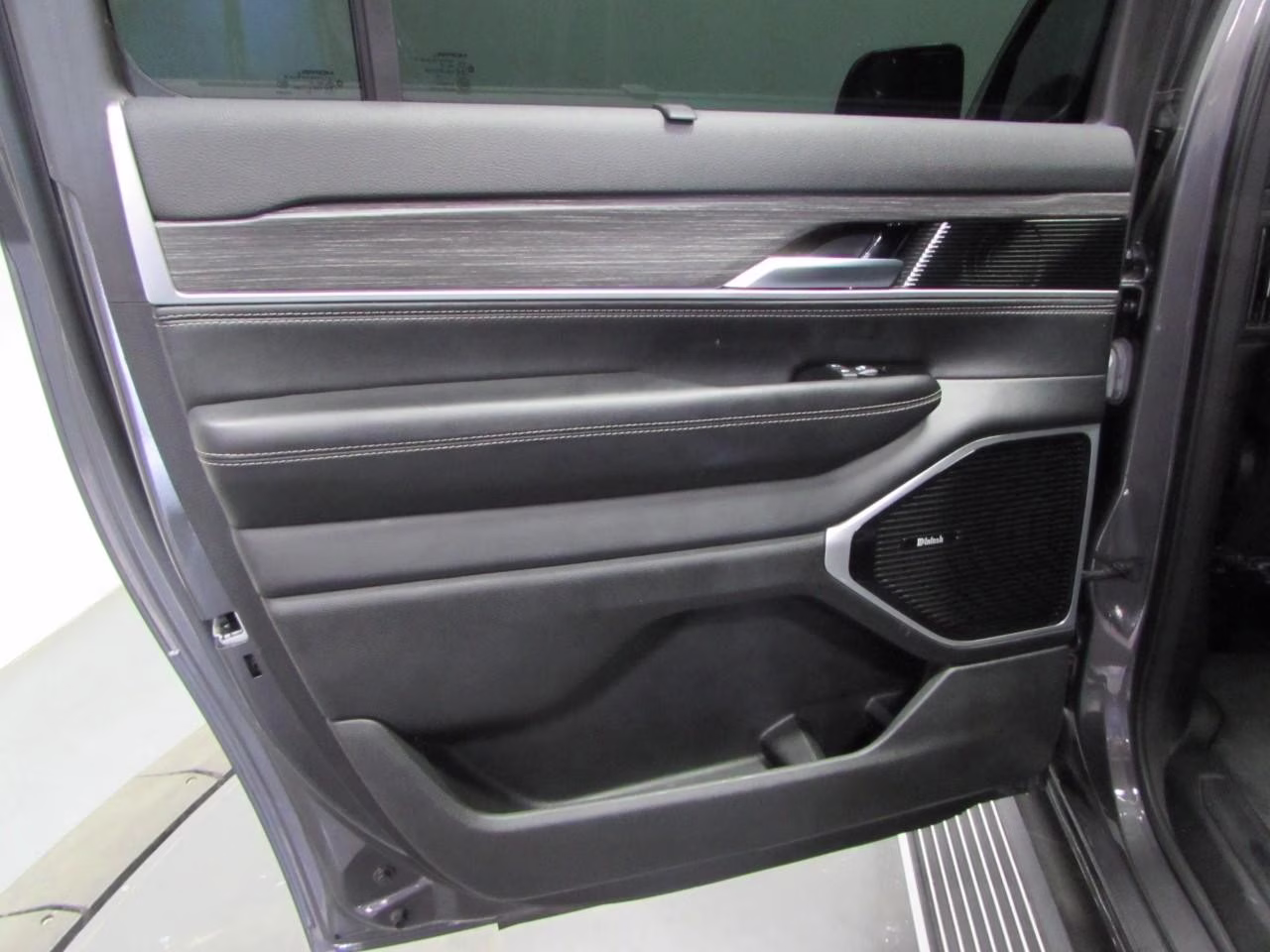 2023 Baltic Gray Metallic Clearcoat Jeep Wagoneer L Series III 4X4 SUV