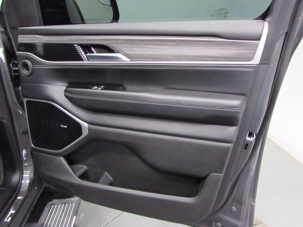 2023 Baltic Gray Metallic Clearcoat Jeep Wagoneer L Series III 4X4 SUV