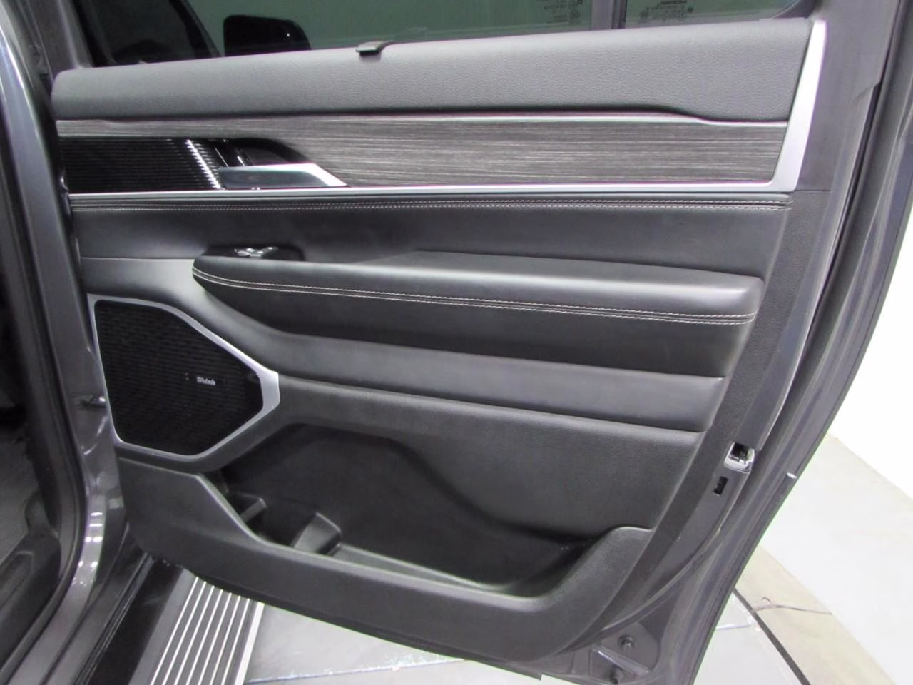 2023 Baltic Gray Metallic Clearcoat Jeep Wagoneer L Series III 4X4 SUV