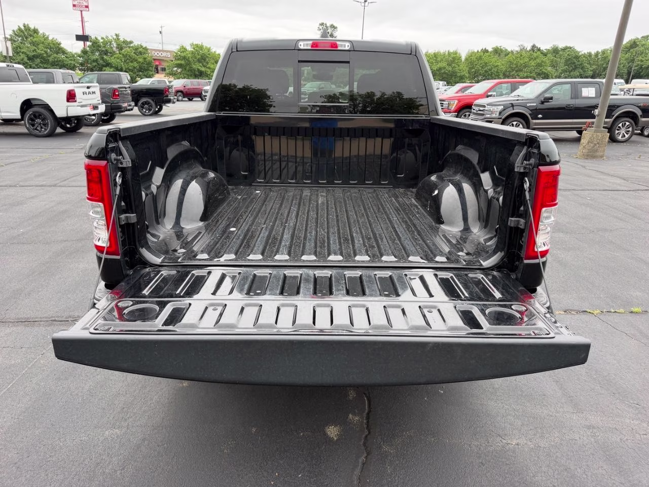 2022 Diamond Black Crystal Pearlcoat Ram 1500 4WD Big Horn Crew Cab 4X4 Truck
