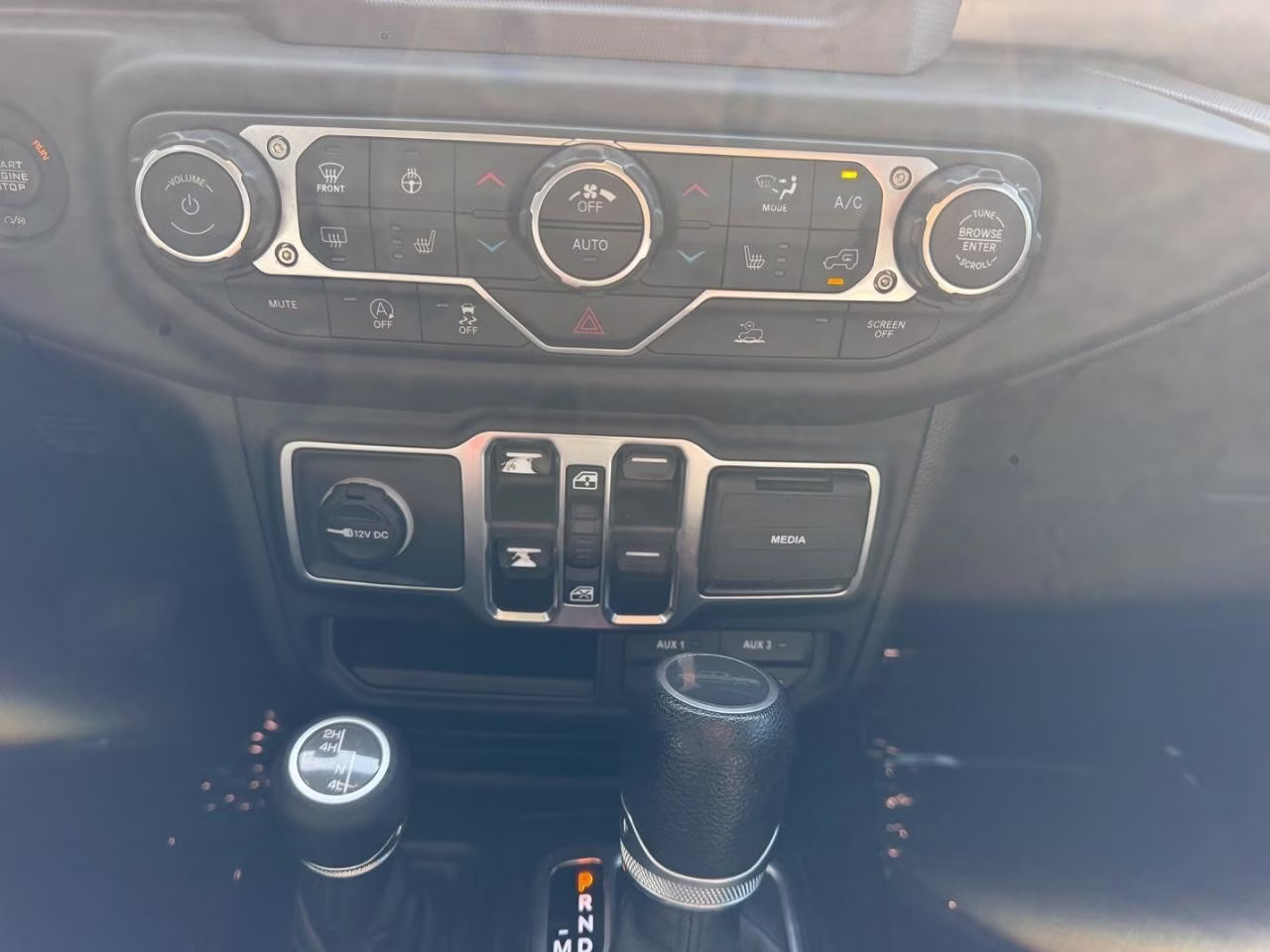 2020 Bright White Clearcoat Jeep Gladiator Sport 4X4 Truck