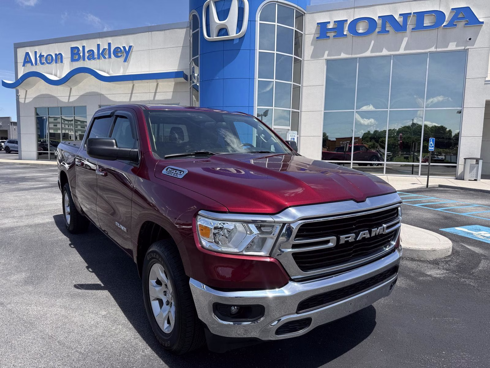 2020 RAM 1500 Big Horn/Lone Star 4x4 Crew Cab 5'7's photo