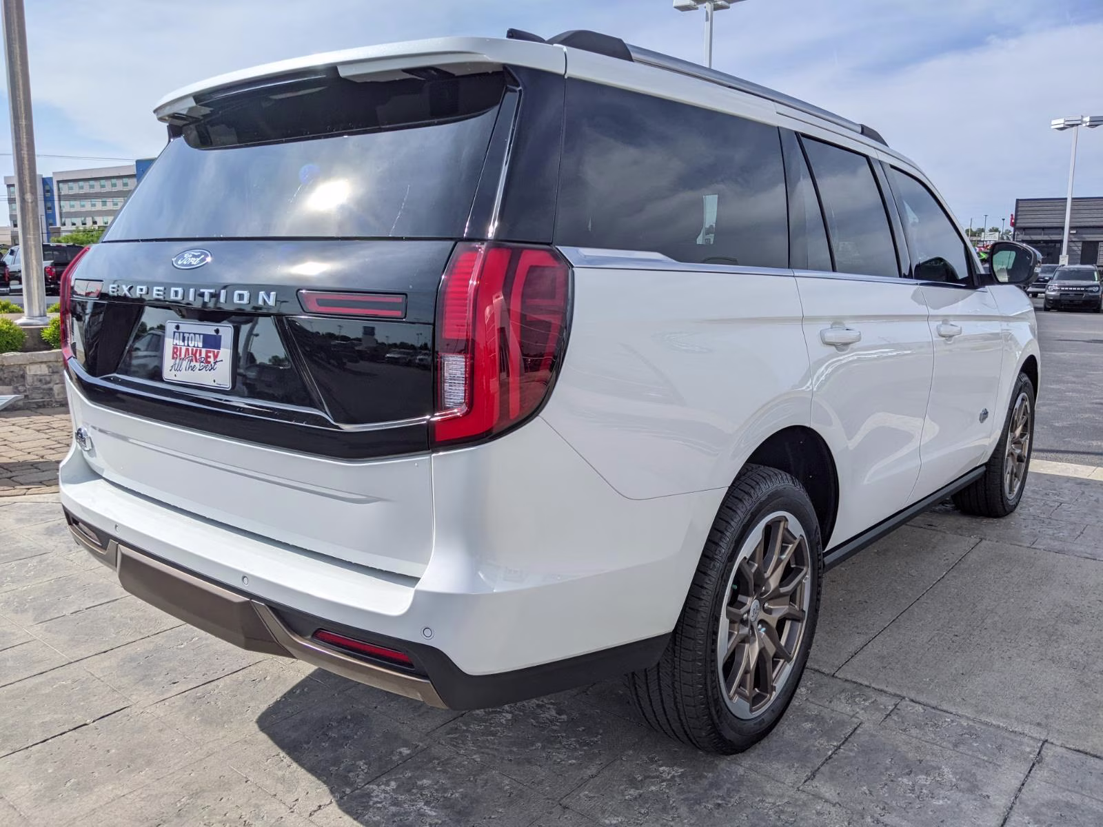 2026 Star White Metallic Tri-Coat Ford Expedition King Ranch 4X4 SUV